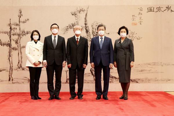 문재인 대통령과 김정숙 여사가 9일 오후 청와대에서 '세한도'(국보 제180호)를 기증한 미술품 소장가 손창근 옹과 기념촬영을 하고 있다. 오른쪽부터 김정숙 여사, 문재인 대통령, 손창근 옹, 손성규(손창근 옹 아들) 연세대 경영대학 교수, 고두연(손창근 옹 며느리) 씨 / 사진=[뉴시스]