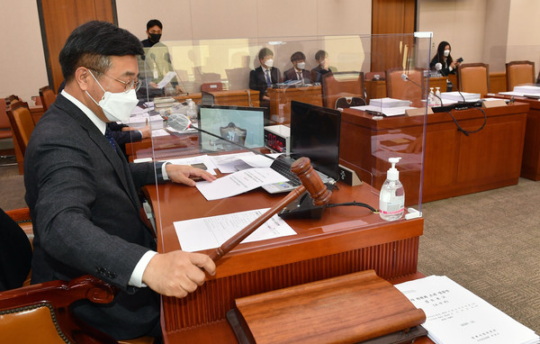 윤호중 국회 법제사법위원회 위원장이 9일 오전 서울 여의도 국회에서 법제사법위원회 전체회의 개의를 선언하고 있다. 2020.12.09 / 사진=[공동취재사진]
