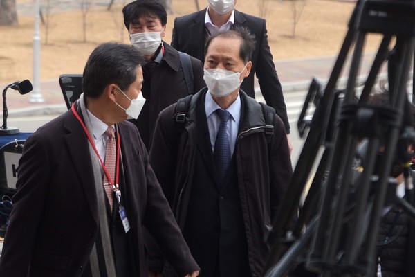 윤석열 검찰총장에 대한 징계위원회가 열리는 10일 오전 경기도 과천시 정부과천청사 법무부에 윤석열 검찰총장 측 법률 대리인인 이완규 변호사가 청사로 들어서고 있다. 2020.12.10 / 사진-=[공동취재사진]