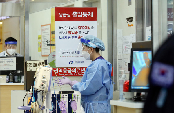 신종 코로나바이러스 감염증(코로나19) 신규 확진자가 615명으로 집계된 7일 인천시 남동구 가천대길병원 코로나19 선별진료소 옆 응급실에 긴장감이 흐르고 있다. 2020.12.07 / 사진=[뉴시스]