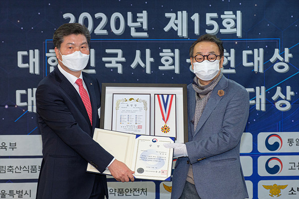 ▲사회공헌 부문 교육부 장관상을 받은 무강 한국화연구소 대표 박창로 화백(왼쪽)이 기념촬영을 하고 있다. (사진=민경찬 기자)