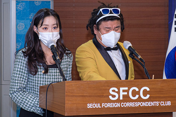 ▲홍보대사인 배우 박지현(왼쪽)과 개그맨 오정태가 시상식을 진행하고 있다. (사진=민경찬 기자)