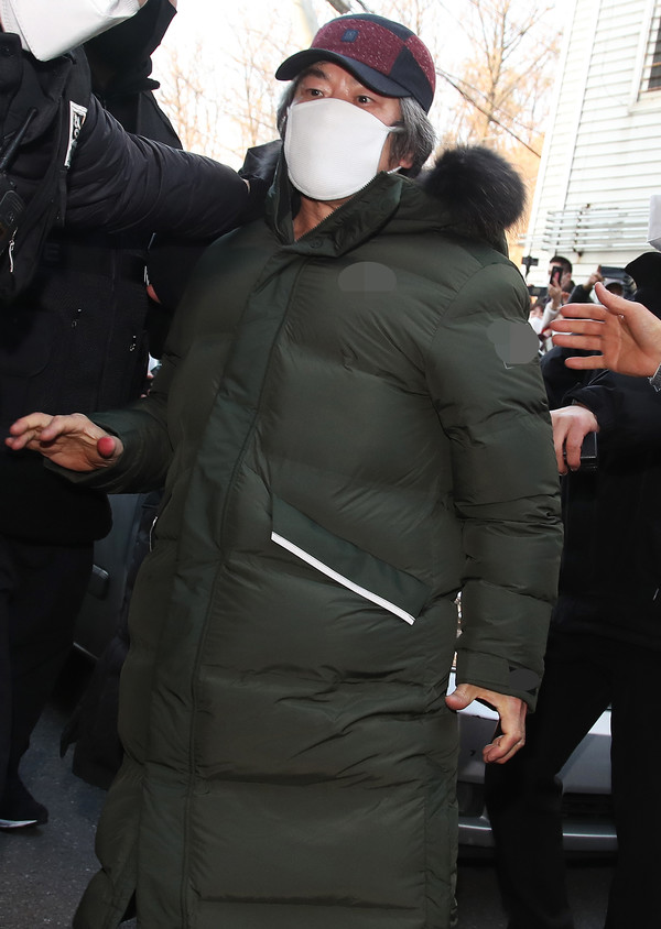 아동 성폭행 혐의로 징역 12년을 교도소에서 복역해 출소한 조두순(68)이 12일 오전 경기도 안산시 자신의 거주지로 들어가고 있다. 2020.12.12 / 사진=[뉴시스]