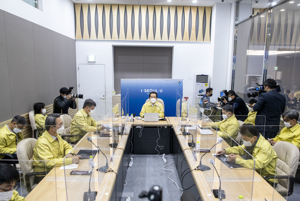 정세균 국무총리가 14일 오전 서울 중구 서울시청에서 열린 코로나19 대응 중앙재난안전대책본부 겸 수도권 상황점검회의를 주재하고 있다. 2020.12.14 / 사진=[공동취재사진]