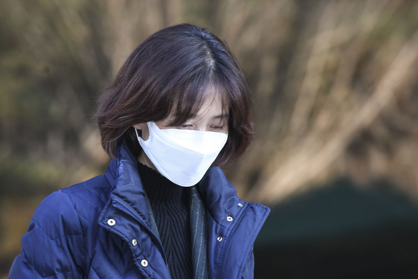 윤석열 검찰총장에 대한 징계 심의 전날인 1일 오후 경기 과천 정부과천청사에서 열린 법무부 감찰위원회 회의에 참석해 의견진술을 마친 박은정 감찰담당관이 점심식사를 위해 법무부 청사를 나서고 있다 / 사진=[공동취재사진]