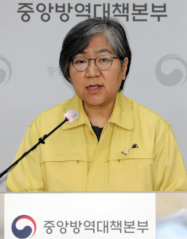 정은경 질병관리청장(중앙방역대책본부장)이 14일 오후 충북 청주 질병관리청에서 코로나19 중앙방역대책본부 브리핑을 하고 있다. 정 청장은 이달 초 낙상으로 인한 어깨 골절 부상으로 입원 치료한 뒤 약 2주만에 브리핑 단상에 섰다. 2020.12.14 / 사진=[공동취재사진]