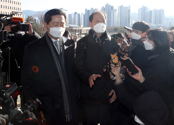 윤석열 검찰총장 측 특별변호인 이완규 변호사(오른쪽)와 이석웅 변호사가 15일 정부과천청사 법무부에서 열린 윤 총장에 대한 검사징계위원회 2차 심의에 참석하며 취재진 질문에 답하고 있다. 2020.12.15 / 사진=[공동취재사진]