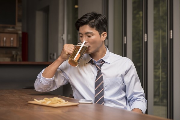 높은 월 음주율을 보이고 있는 한국 남성