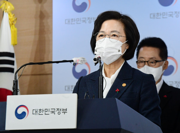 추미애 법무부 장관이 16일 서울 종로구 정부서울청사 합동브리핑실에서 권력기관 개혁 관련 언론 브리핑을 하고 있다. 2020.12.16 / 사진=[공동취재단]