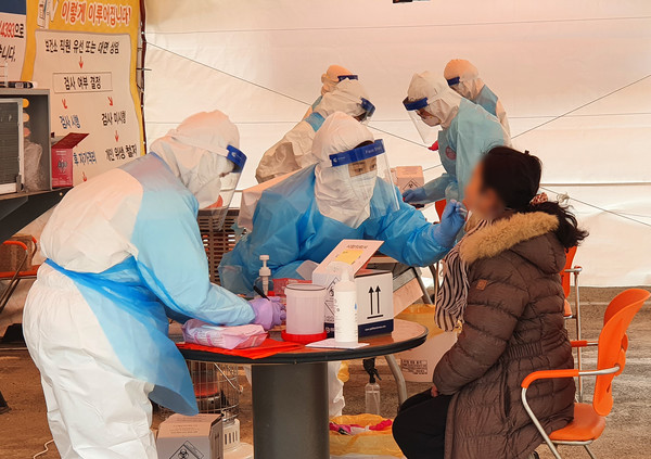 제주 김녕성당발 코로나19 확진자가 쏟아진 16일 오후 제주시 구좌읍 김녕리 동부보건소에 마련된 선별진료소에서 검체 채취가 이뤄지고 있다. 2020.12.16 / 사진=[뉴시스]