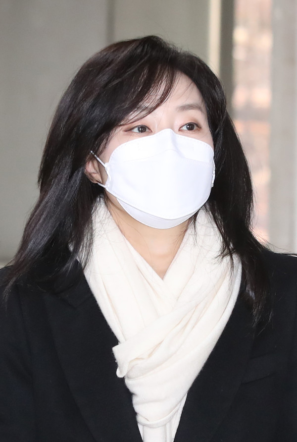 조윤선 전 청와대 정무수석이 17일 오후 서울 서초구 서울고등법원에서 '세월호 특조위 방해' 혐의 선고 공판 출석을 위해 법정으로 향하고 있다. 2020.12.17 / 사진=[뉴시스]