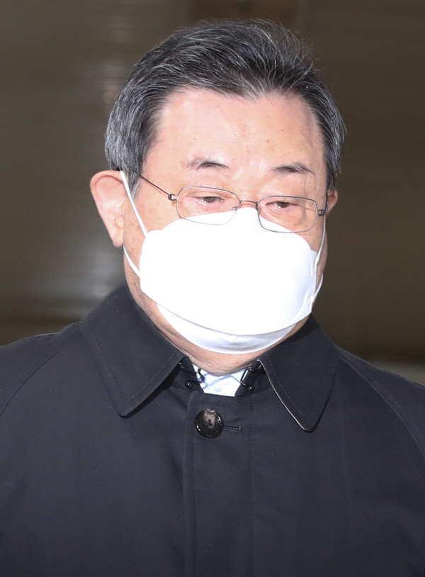 이병기 전 청와대 비서실장이 17일 오후 서울 서초구 서울고등법원에서 '세월호 특조위 방해' 혐의 선고 공판 출석을 위해 법정으로 향하고 있다. 2020.12.17 / 사진=[뉴시스]