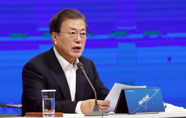 문재인 대통령이 17일 서울 중구 대한상공회의소에서 열린 ‘2021년 경제정책방향 보고’에 참석해 모두발언을 하고 있다.2020.12.17 / 사진=[뉴시스]