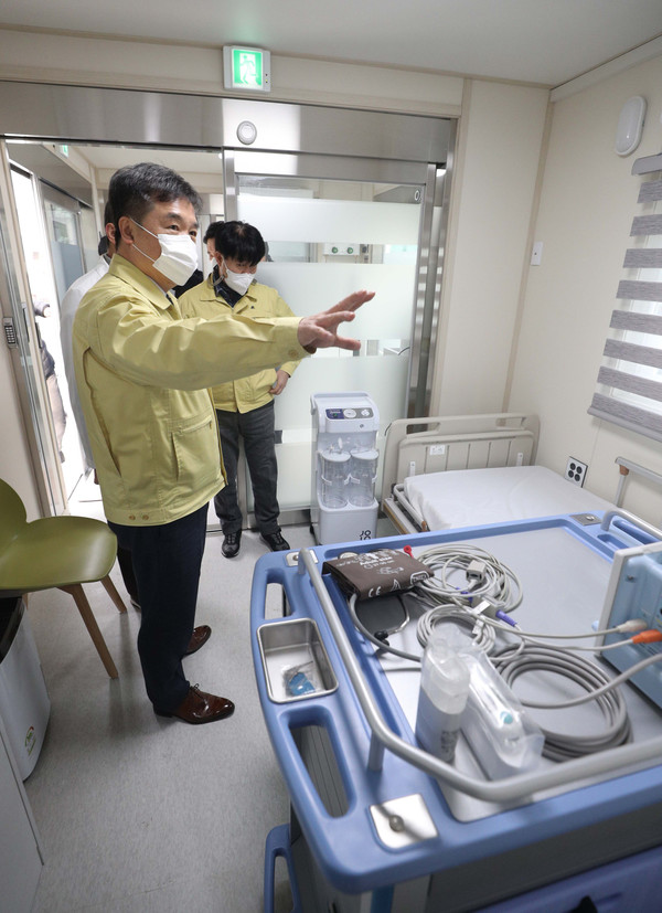 서정협 서울시장 권한대행이 18일 오전 서울 은평구 서북병원에 마련된 이동형 음압 병실을 살펴보고 있다. 서울시는 이달 말까지 서북병원 지상주차장 자리에 42병상 규모의 이동 병상을 설치할 예정이다. 2020.12.21 / 사진=[공동취재사진]