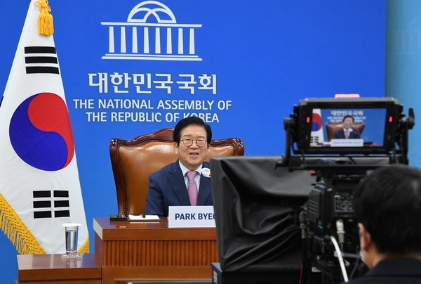 박병석 국회의장이 21일 오후 서울 여의도 국회영상회의실에서 리잔수 중국 전인대 상무위원장과 화상회담을 하고 있다. 2020.12.21 / 사진=[공동취재사진]