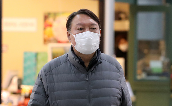 윤석열 검찰총장이 정직 2개월 징계처분 집행정지 심문을 하루 앞둔 21일 오후 서울 서초구 자택 인근 상가에서 이동하고 있다. 2020.12.21 / 사진=[뉴시스]