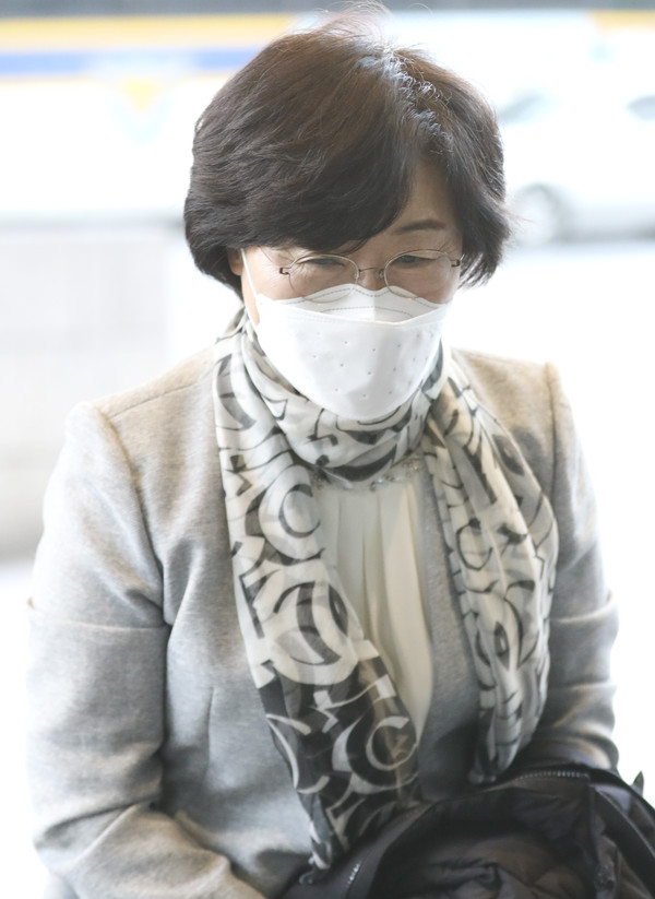 정영애 여성가족부 장관 후보자가 8일 오전 서울 종로구 인사청문회 준비사무실로 출근하고 있다. 2020.12.08 / 사진=[뉴시스]