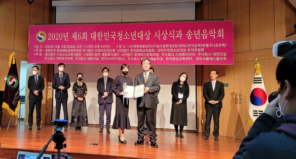 한국학교폭력예방협의회 이지흔 대표(왼쪽)와 사단법인 한국문화교육협회 김갑석 이사장이 기념촬영을 하고 있다.