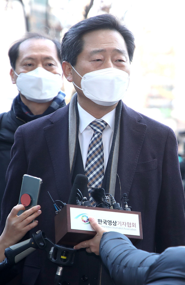 이석웅 변호사(윤석열 검찰총장 측 법률대리인)가 24일 오후 서울 서초구 서울행정법원에서 열린 윤석열 검찰총장에 대한 정직 처분 집행정지 재판 2차 심문에 출석하며 입장을 말하고 있다. 2020.12.24 / 사진=[뉴시스]