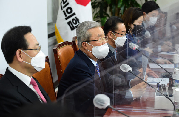 김종인 국민의힘 비상대책위원장이 24일 국회에서 열린 비상대책위원회의에서 모두발언을 하고 있다. 2020.12.24 / 사진=[공동취재사진]