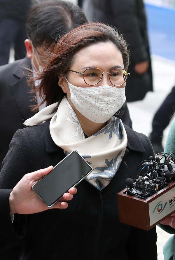 자녀 입시비리와 사모펀드 투자 의혹 등의 혐의로 재판에 넘겨진 정경심 동양대 교수가 23일 오후 서울 서초구 서울중앙지법에서 열린 1심 선고 공판에 출석하고 있다. 2020.12.23 / 사진=[뉴시스]