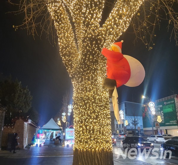 서울시 종로구 경복궁 건춘문 앞에서는 소상공인·자영업자 판로 지원을 위한 K-MAS 라이브마켓 행사를 진행하고 있다. 2020.12.24