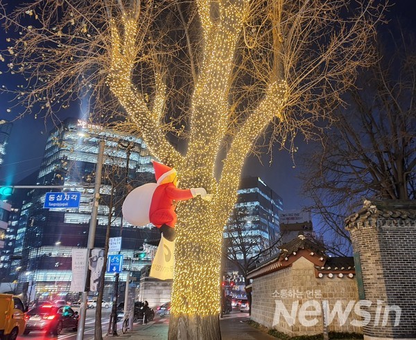 서울시 종로구 경복궁 건춘문 앞에서는 소상공인·자영업자 판로 지원을 위한 K-MAS 라이브마켓 행사를 진행하고 있다. 2020.12.24
