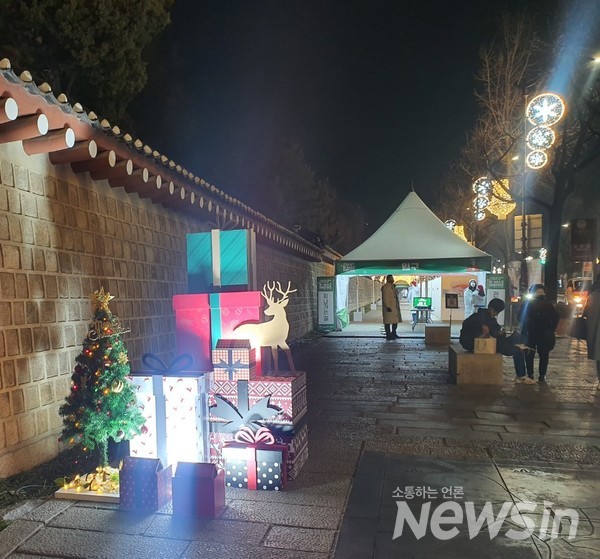 서울시 종로구 경복궁 건춘문 앞에서는 소상공인·자영업자 판로 지원을 위한 K-MAS 라이브마켓 행사를 진행하고 있다. 2020.12.24