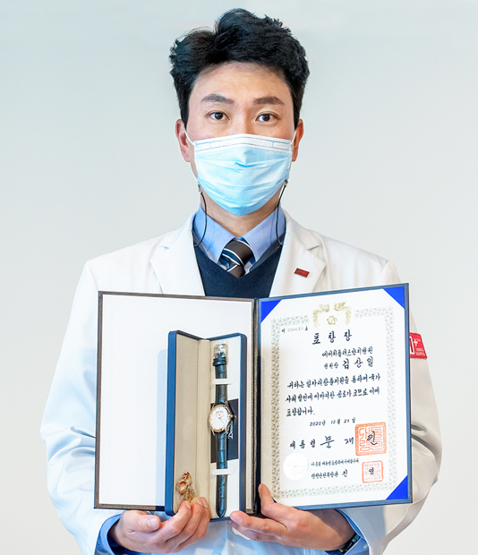 H+ 양지병원 김상일 병원장이 '2020 일자리 창출 유공 정부포상' 대통령 표창을 받고 포즈를 취하고 있다. (사진=H+ 양지병원)