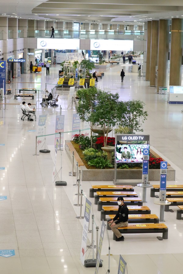 유럽 각국이 신종 코로나바이러스 감염증(코로나19) 변종이 퍼지고 있는 영국발 항공편 운항 중단에 들어간 22일 오전 인천국제공항 제1터미널 도착층이 한산한 모습을 보이고 있다. 2020.12.22 / 사진=[뉴시스]