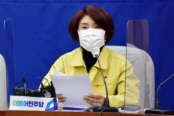 한정애 더불어민주당 정책위의장이 24일 서울 여의도 국회에서 열린 정책조정회의에서 발언을 하고 있다. 2020.12.29 / 사진=[공동취재사진]