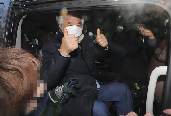 전광훈 사랑제일교회 목사가 30일 오전 서울 서초구 서울중앙지법에서 열린 사전 선거운동을 하고 '문재인은 간첩' 등 발언으로 대통령의 명예를 훼손한 혐의 관련 1심 선고 공판에서 무죄판결을 받은 뒤 법원을 빠져나와 차량으로 이동하고 있다. 2020.12.30 / 사진=[뉴시스]