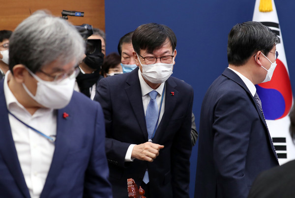 노영민 비서실장과 김상조 정책실장이 29일 오전 청와대 여민관에서 열린 국무회의에 참석하고 있다. 2020.12.29 / 사진=[뉴시스]