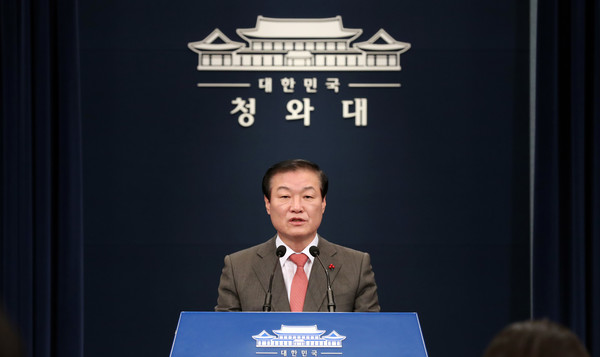 정만호 국민소통수석이 30일 오후 청와대 춘추관 대브리핑 룸에서 노영민 비서실장, 김상조 정책실장, 김종호 민정수석의 사의 관련 브리핑을 하고 있다. 2020.12.30 / 사진=[뉴시스]