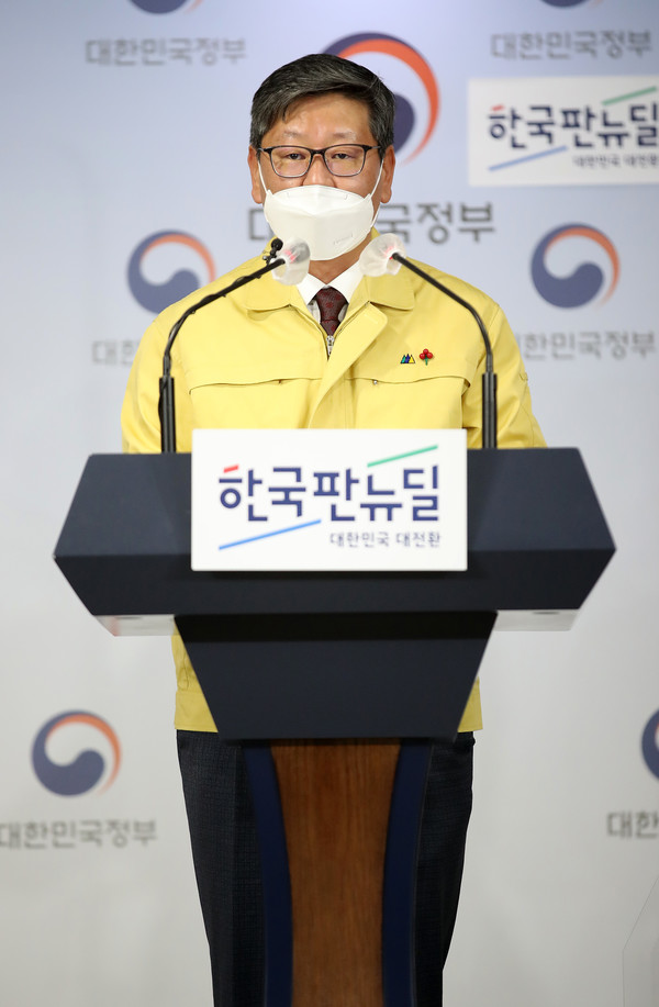 이용구 법무부차관이 31일 서울 종로구 정부서울청사에서 브리핑을 하고 있다. 법무부는 31일부터 2주간 전국 교정시설에서 사회적 거리두기 3단계를 시행해 수용자 접견, 작업, 교육 등을 전면 중단하고 변호인 접견도 상황에 따라 제한적으로 실시한고 밝혔다. 2020.12.31 / 사진=[뉴시스]