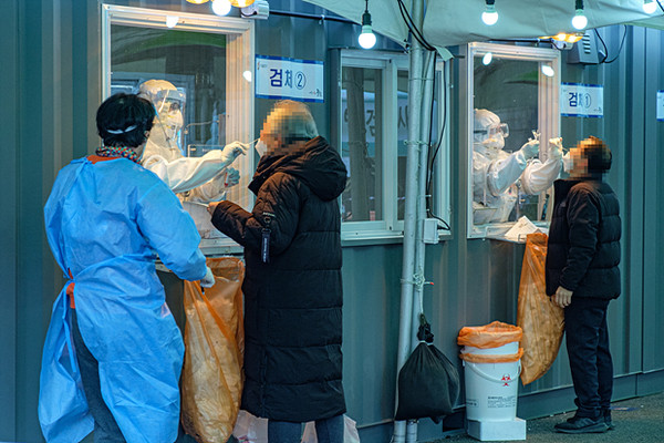 2020년 마지막 날인 31일 오후 서울 중구 서울역 광장에 마련된 신종 코로나 바이러스 감염증(코로나19) 임시선별검사소에서 시민들이 검사를 받고 있다. 2020.12.31 / 사진=[뉴스인 민경찬 기자]