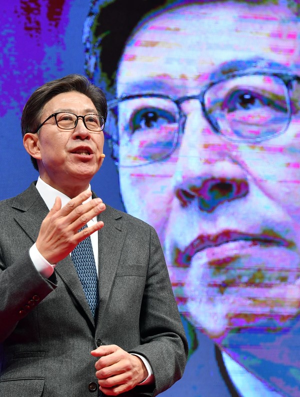 국민의힘 박형준 동아대 교수가 15일 오전 부산 동구 부산항 국제여객터미널 컨벤션센터에서 기자회견을 열고 부산시장 보궐선거 출마를 선언하고 있다. 2020.12.15 /  사진=[뉴시스]