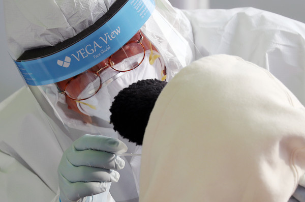 코로나19 주말 검사량이 3만건대로 감소하면서 신규 확진자 수가 1천명 아래인 970명 발생한 27일 서울역 임시선별진료소에서 의료진들이 검사 업무를 보고 있다. 2020.12.27 / 사진=[뉴시스]