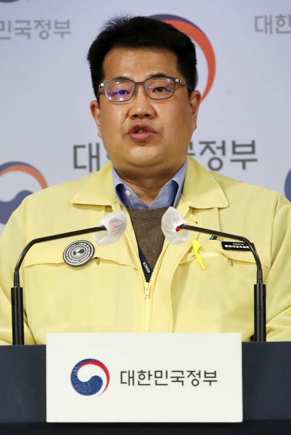 손영래 중앙사고수습본부 전략기획반장이 3일 오후 서울 종로구 정부서울청사 브리핑룸에서 코로나19 대응 정례브리핑을 하고 있다. 2021.01.03 / 사진=[뉴시스]