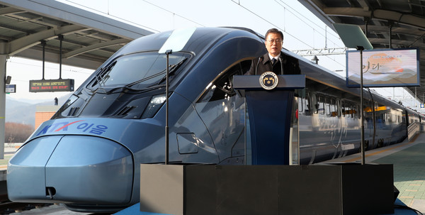 문재인 대통령이 4일 오전 강원 원주시 원주역사에서 저탄소·친환경 고속열차인 KTX-이음 개통식에 참석해 인사말을 하고 있다. 2021.01.04 / 사진=[뉴시스]