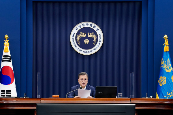 문재인 대통령이 5일 오전 청와대 여민관에서 영상으로 열린 제1회 국무회의를 주재하고 있다. 2021.01.05 / 사진=[뉴시스]