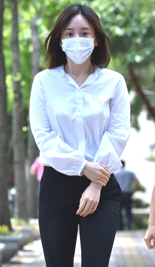 마약 투약 등의 혐의로 구속된 남양유업 창업주의 외손녀 황하나(31)씨가 1심에서 징역1년에 집행유예 2년을 선고 받고 19일 오전 경기도 수원시 팔달구 수원구치소를 나오고 있다. 2019.07.19 / 사진=[뉴시스]