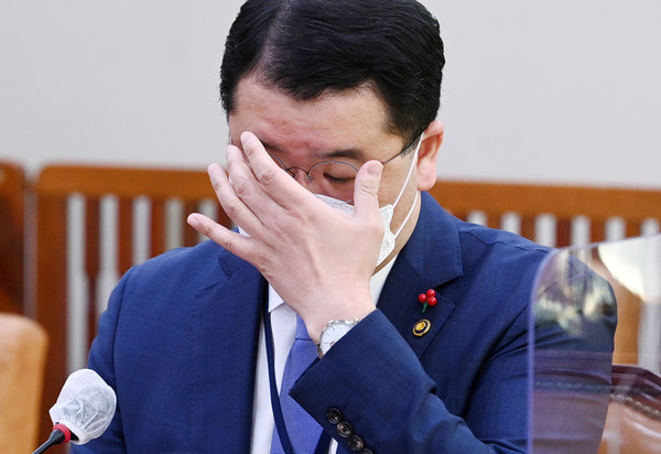 최종건 외교부 제1차관이 6일 서울 여의도 국회 외교통일위원회에서 열린 이란의 한국 선박 나포 관련 긴급 간담회에서 잠시 생각에 잠겨 있다. 2021.01.06 / 사진=[공동취재사진]