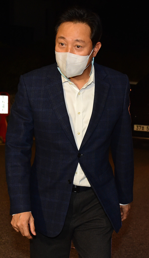 오세훈 전 서울시장이 2일 서울 종로구 한 한식당에서 내년 서울시장 보궐선거 전략 관련해 김종인 국민의힘 비상대책위원장과 만찬 회동을 하기 위해 들어서고 있다. 2020.11.02 / 사진=[뉴시스]