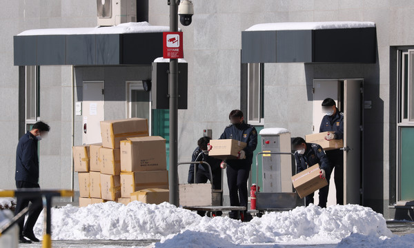 서울동부구치소 직원 등 2명이 추가로 코로나19 확진 판정을 받은 7일 서울동부구치소에서 직원들이 손소독제를 옮기고 있다. 2021.01.07 / 사진=[뉴시스]