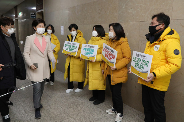 더불어민주당 의원총회가 열리는 7일 오후 국회 회의실 앞에서 정의당 의원들이 온전한 중대재해기업처벌법 제정을 촉구하며 백혜련 민주당 법사위 간사에게 호소하고 있다. 2021.01.07 / 사진=[공동취재사진]