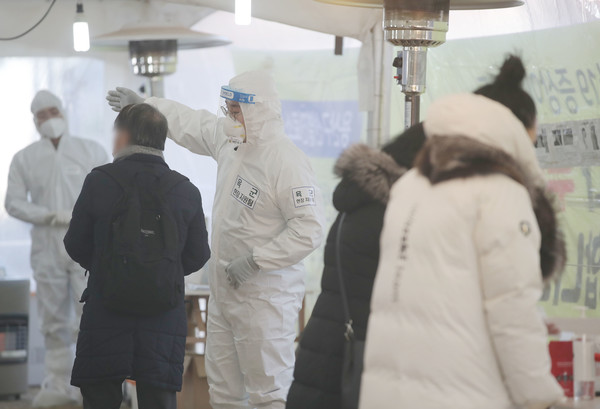 신종 코로나바이러스 감염증(코로나19) 신규 확진자가 840명으로 집계된 6일 오후 서울 용산구 용산역 전면광장 임시선별검사소에서 한 육군 현장지원팀 장병이 업무를 보고 있다.2021.01.06 / 사진=[뉴시스]