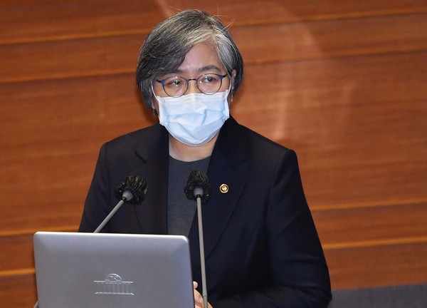 정은경 질병관리청장이 8일 오전 서울 여의도 국회 본회의장에서 열린 신종 코로나바이러스 감염증(코로나19) 방역 실태 및 백신 수급 현황 점검을 위한 긴급현안질문에 참석해 김성주 더불어민주당 의원 질의에 답하고 있다. 2021.01.08 / 사진=[공동취재사진]