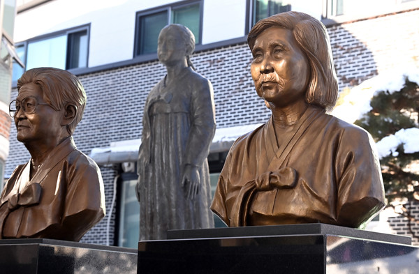 위안부 피해 할머니들이 일본 정부를 상대로 제기한 손해배상 청구 소송 1심에서 승소 판결이 내려진 8일 오후 경기도 광주시 나눔의집에 위안부 피해 할머니들의 흉상이 세워져 있다. 2021.01.08 / 사진=[뉴시스]