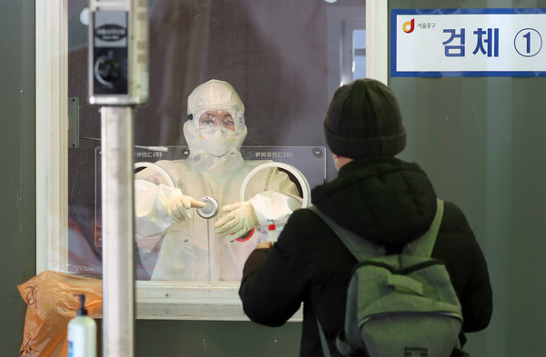 코로나19 신규 확진자가 641명으로 집계, 이틀째 600명대를 기록한 9일 서울역 임시선별검사소에서 의료진이 검사 업무를 하고 있다. 2021.01.09 / 사진=[뉴시스]